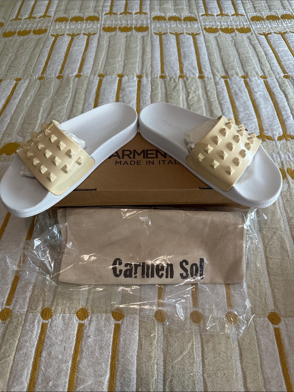 Carmen Sol Studded Cream Slide Sandals - Women's Casual Pool Slides size 8.5/9